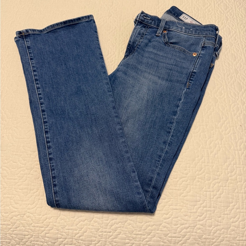 GAP Women's Straight Leg Jeans in Medium Blue Wash